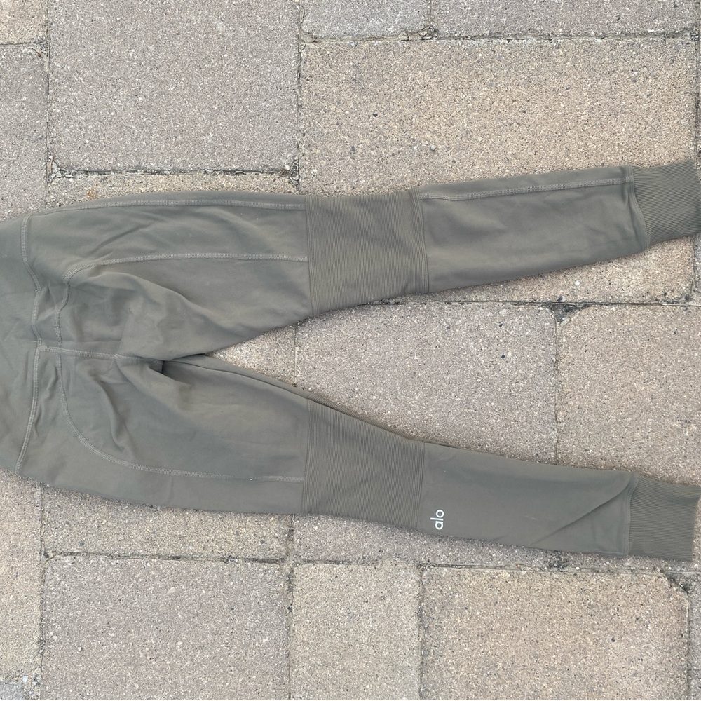 Women’s Olive Alo leggings